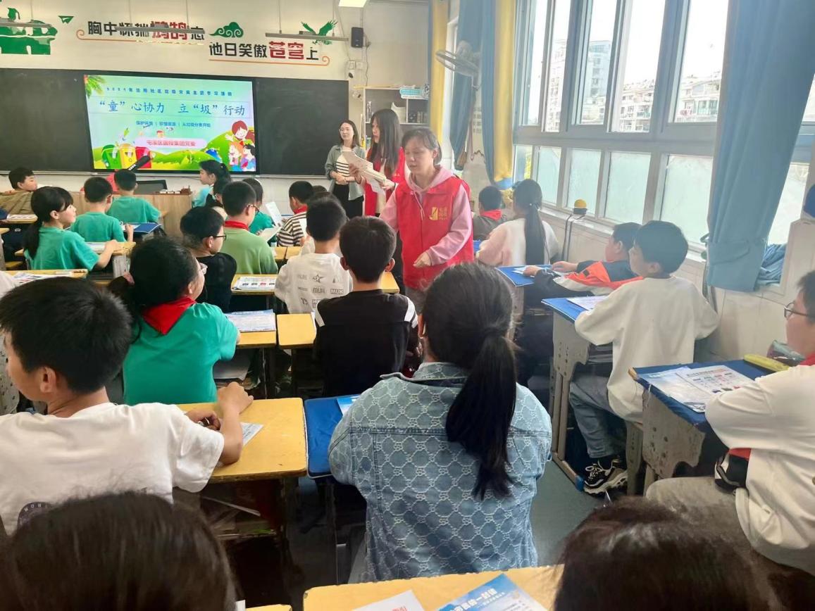 “攜手共筑美好家園”——開(kāi)展垃圾分類(lèi)宣傳、小區(qū)衛(wèi)生整治志愿者活動(dòng)