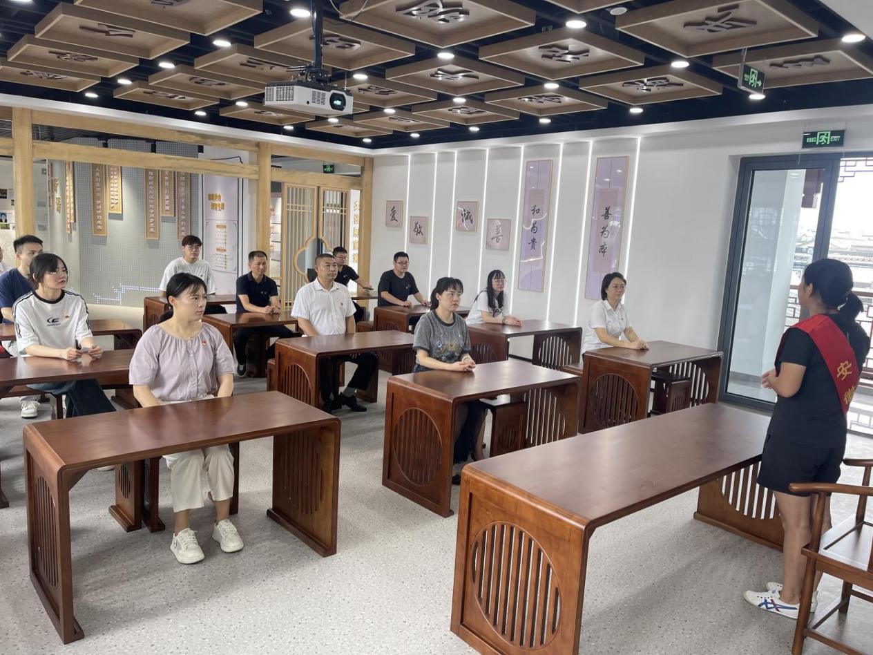 見賢思齊學(xué)楷模，崇德向善做好人——區(qū)國(guó)投集團(tuán)黨委開展8月份主題黨日活動(dòng)